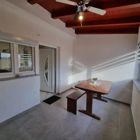 Apartman Lovre *